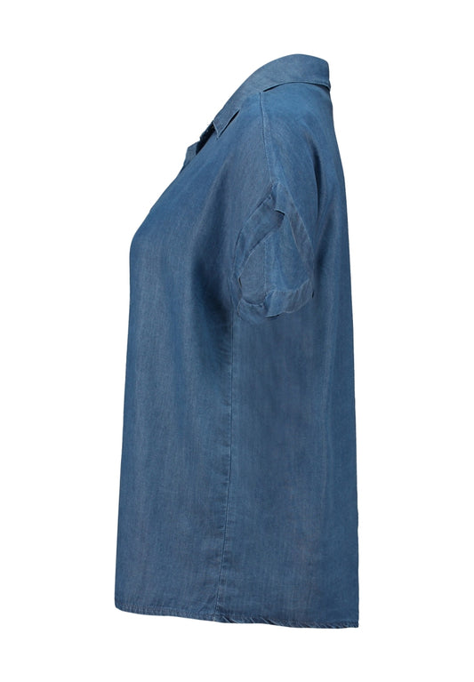 Blauwe blouse, zijkant met korte mouwen en kraag