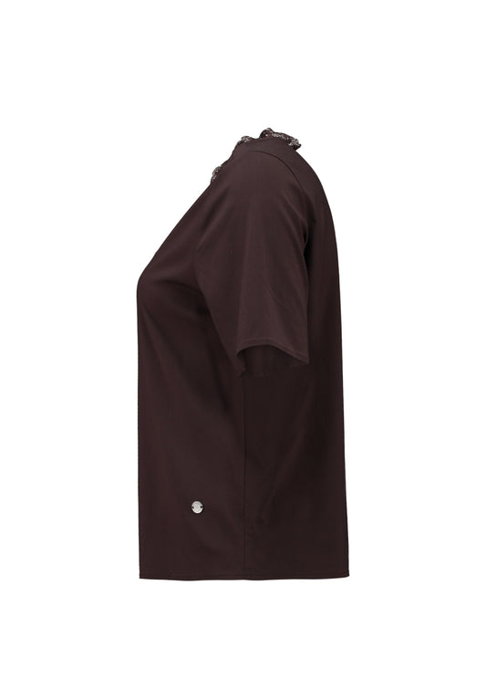 Donkerbruine top met kantdetail bij de hals en korte mouwen, zijaanzicht