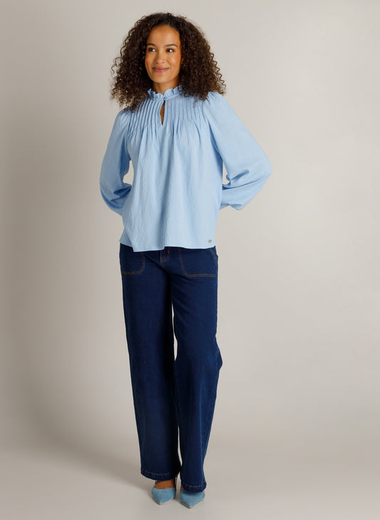 Ivy Beau blouse lichtblauw met opstaande kraag en wijde mouwen