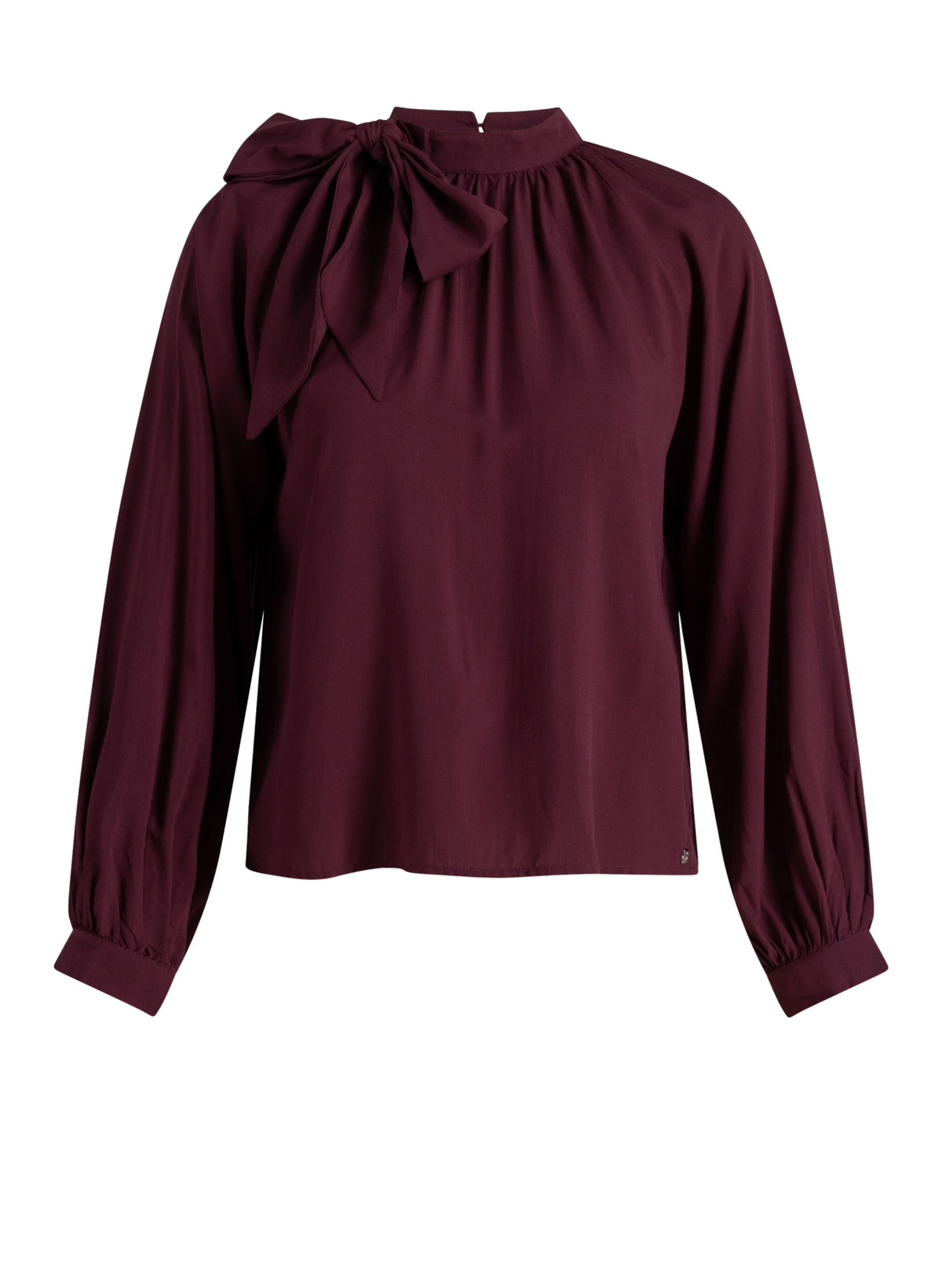 Donkerwijnrode blouse met strikopknoop bij hals en lange ballonmouwen, achteraanzicht