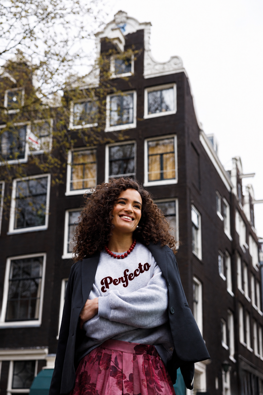 Grijze melange sweater met ronde hals en ‘Perfecto’ borduurschrift
