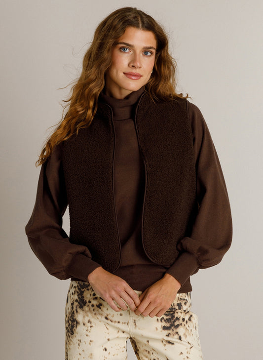 Chocolatebruine mouwloze gilet met hoge kraag en open voorpand, teddylook