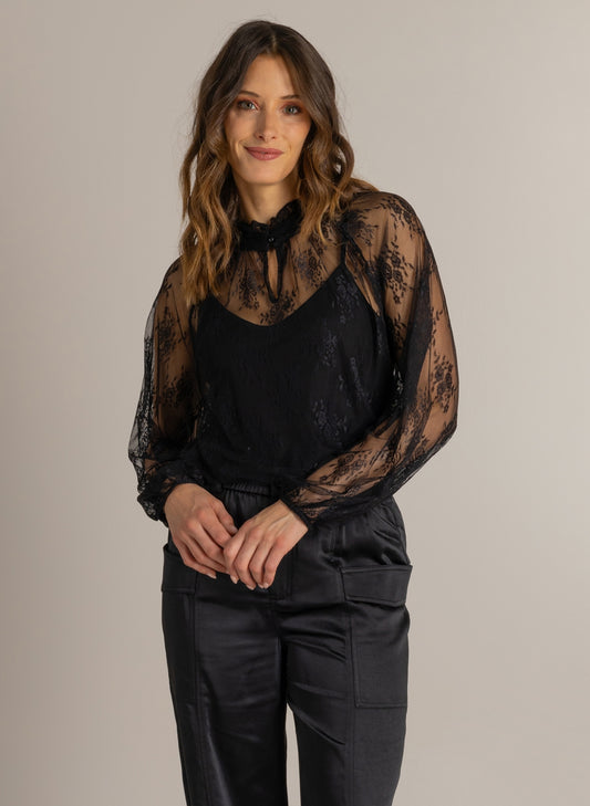 Zwarte top Melike met hoge hals, kanten look en lange ballonmouwen
