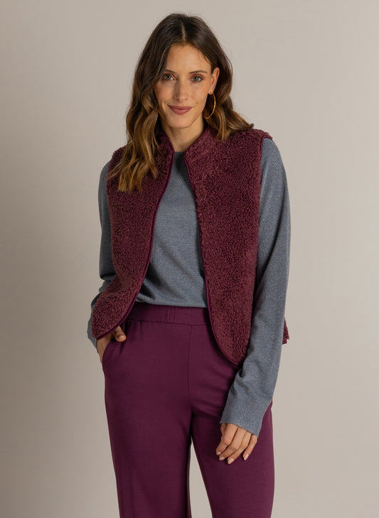Bordeauxrood mouwloos gilet met rits, hoge kraag en grof teddy weefsel