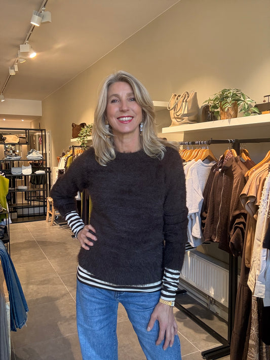Donkere fuzzy trui met ronde hals, gestreepte boorden en zoom, met jeans
