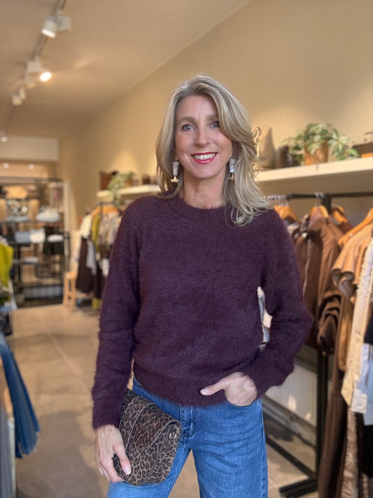 Bordeauxrode fuzzy trui met ronde hals, lange mouwen, gedragen met blauwe jeans