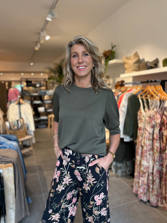 Legergroene Soyaconcept top met ronde hals en driekwart ballonmouwen
