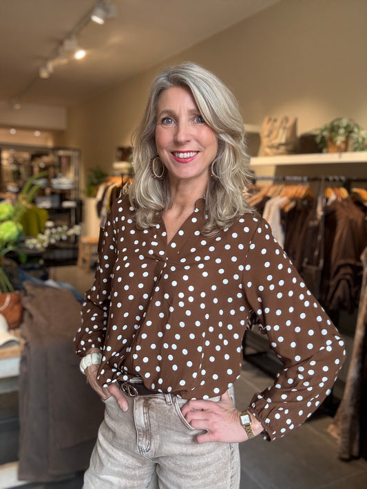 ZB blouse met witte stippen, bruine blouse met lange mouwen en knoopsluiting