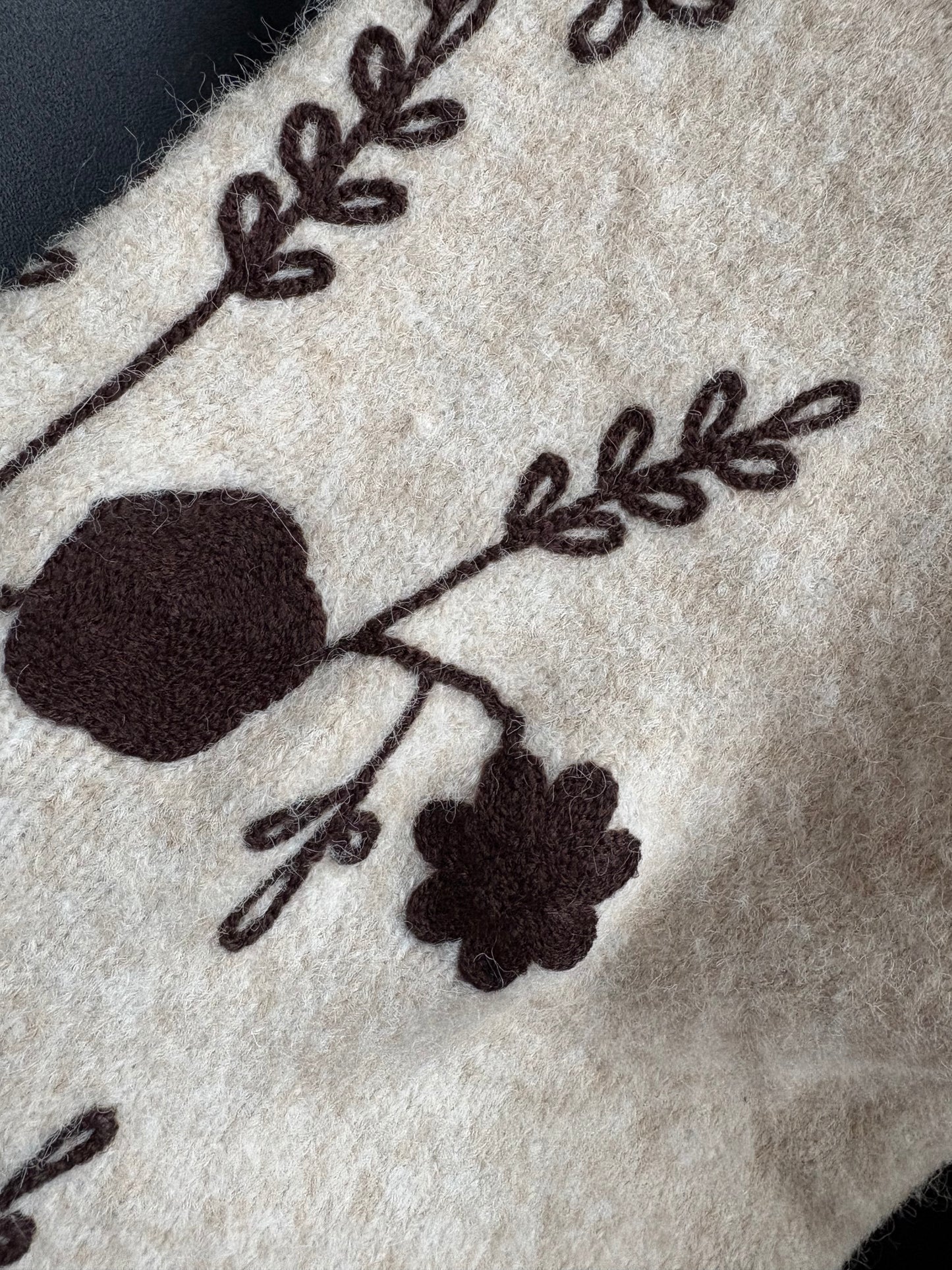 Flamant Rose trui geborduurde mouw zand/bruin