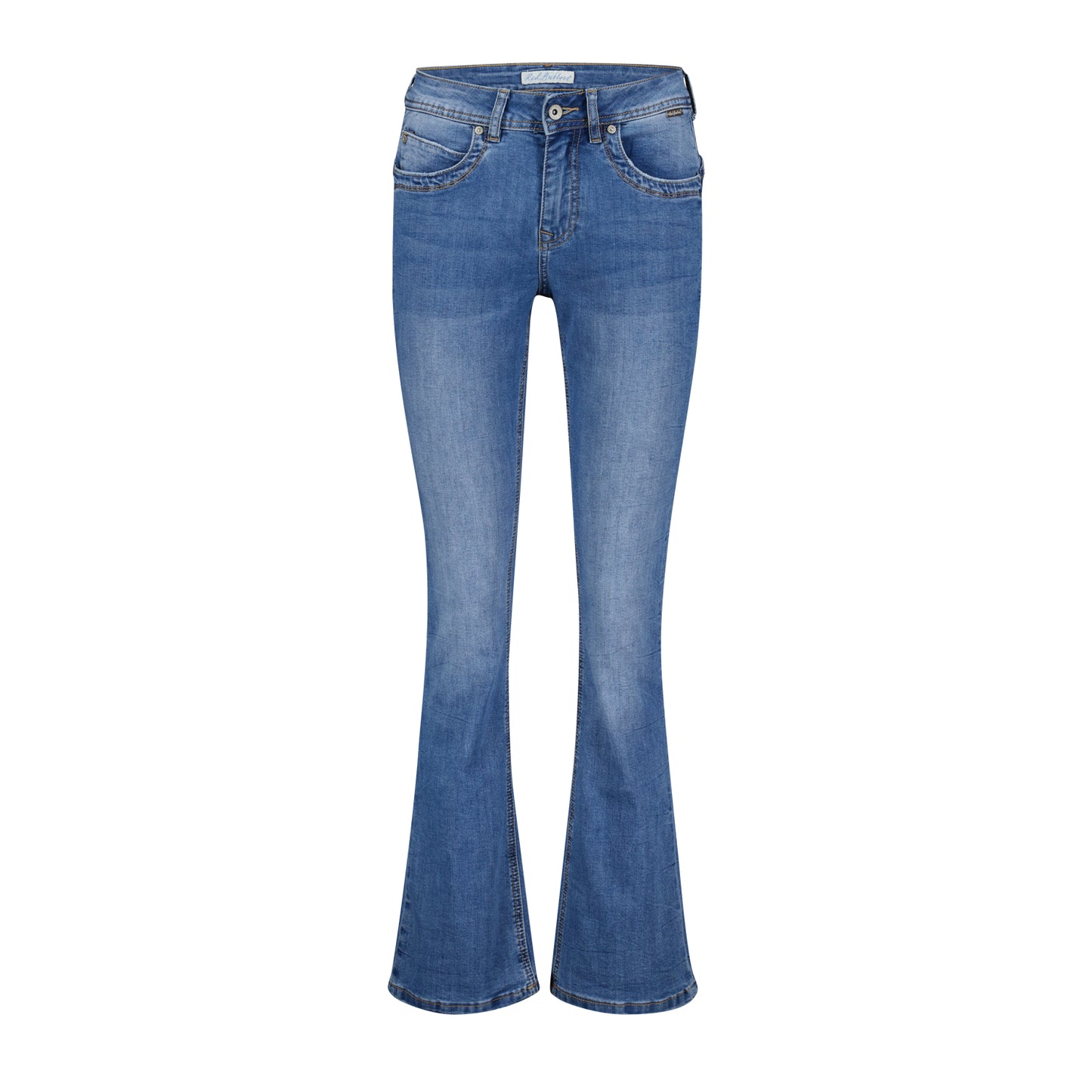 Voorzijde uitlopende jeans in blauw denim met riemlussen en knoop- en ritsluiting.