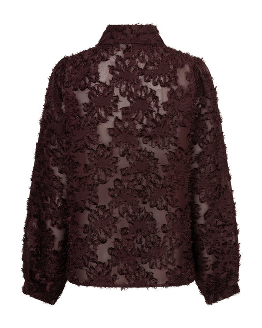 Bordeauxrode blouse met opstaande kraag, knopen, franjeranden en bloemenpatroon.