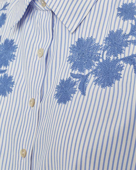 Gestreepte blouse met knoopsluiting en blauwe bloemapplicaties op de borst