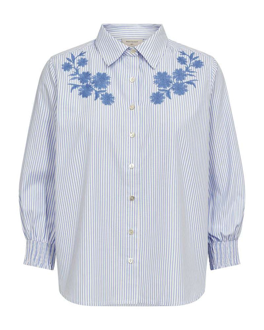 Blauwwitte blouse met blauwe bloemapplicaties, knoopsluiting en opgestroopte mouwen