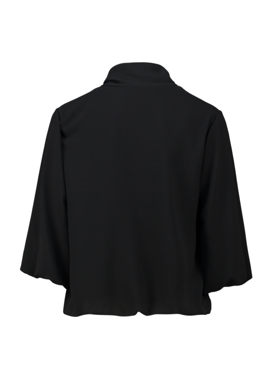 Zwarte blouse met opstaande kraag en driekwart mouwen, rugzicht.