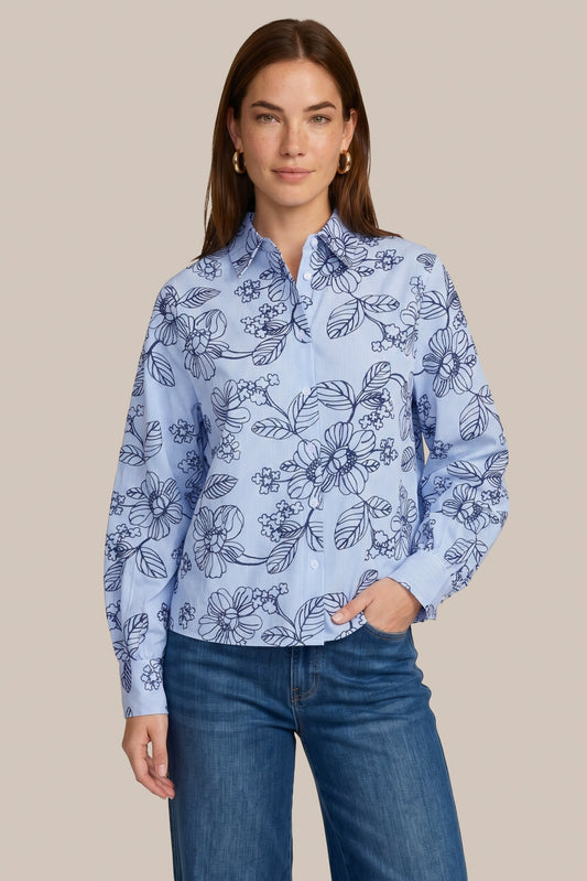 Blouse met opstaande kraag, lichtblauw met donkerblauw bloemenprint en lange mouwen.