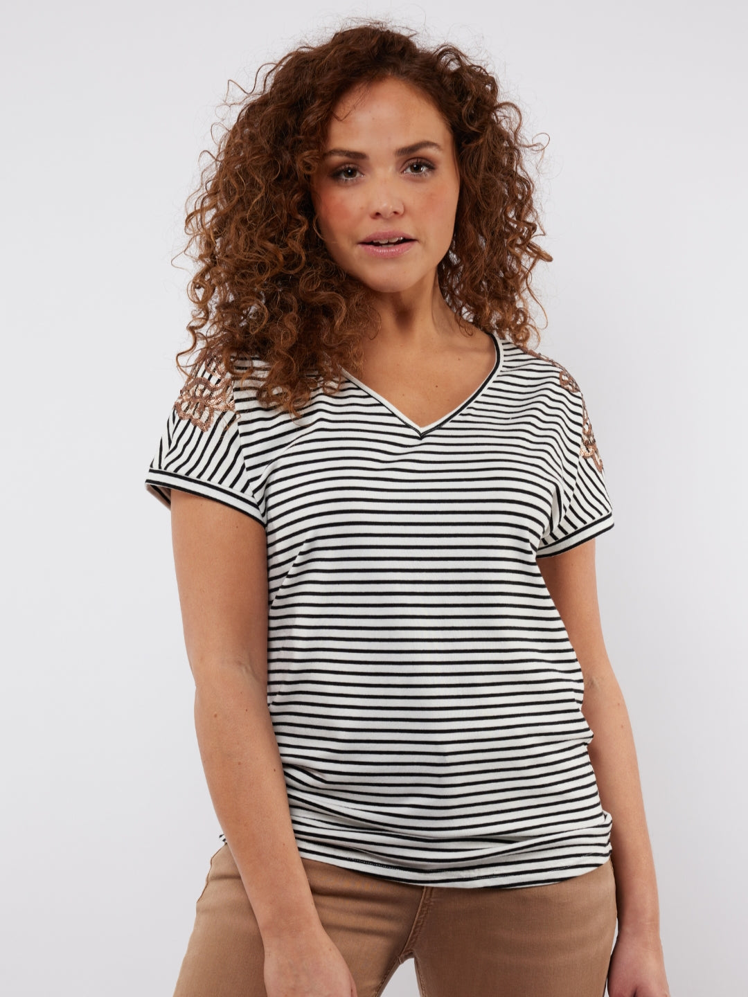Gestreept t-shirt in offwhite met zwart met v-hals en pailletten op de schouders van C&S