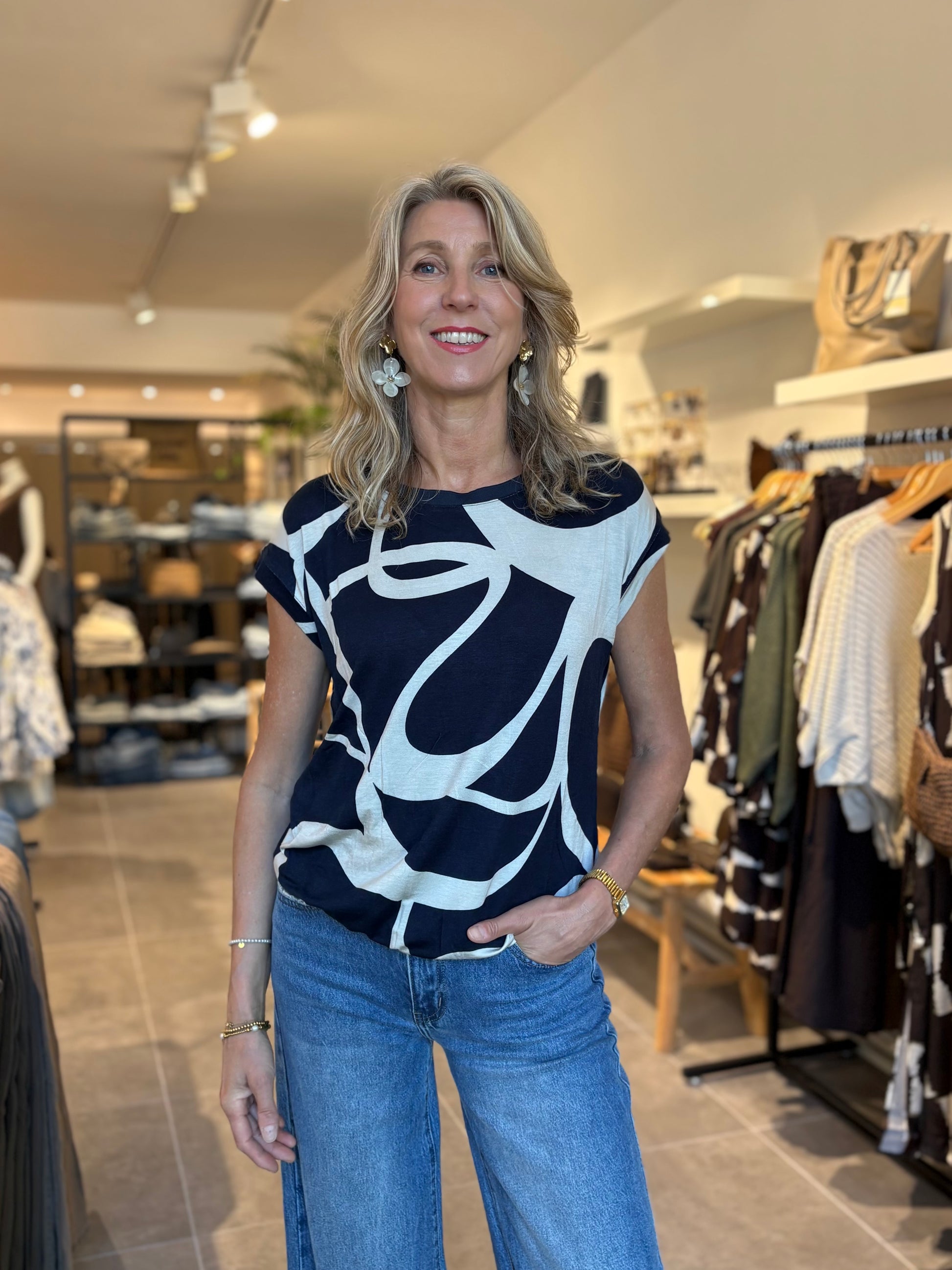 ZB Salome top, navy met wit abstract patroon, korte mouwen (voorzijde)