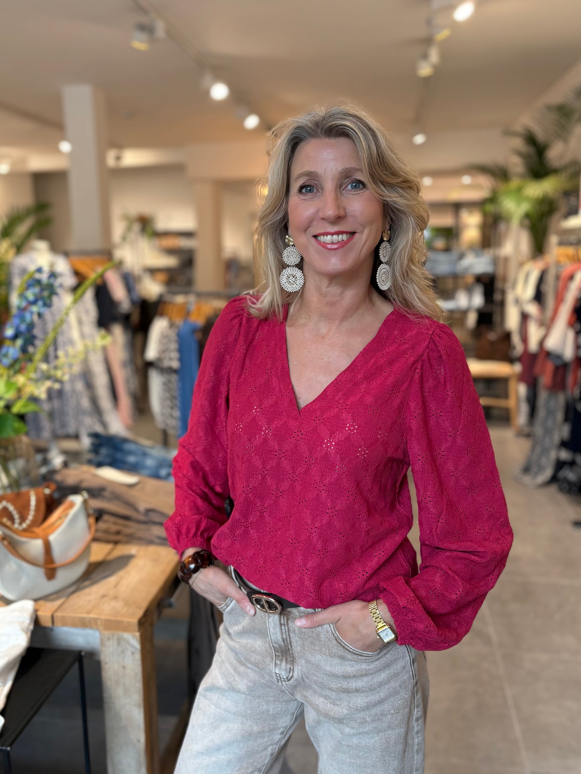 Freequent top Eskiona rood met V-hals en lange ballonmouwen