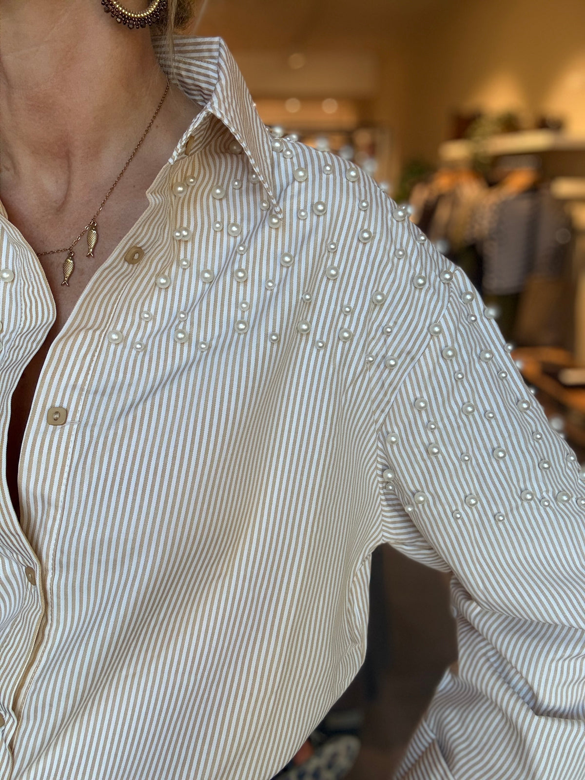 Gestreepte blouse met knoopsluiting, kraag en lange mouwen.