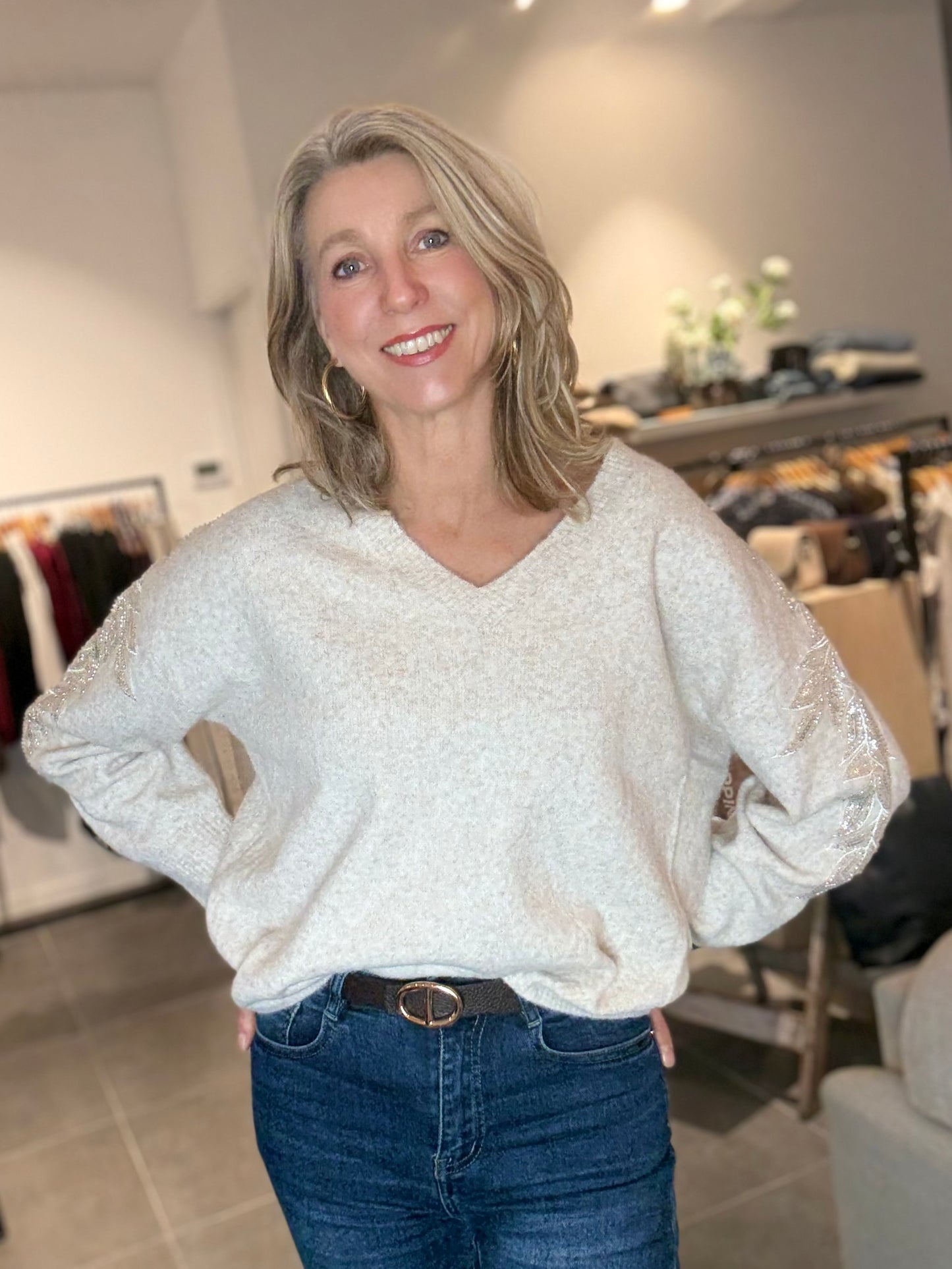 Moëwy trui V-hals glitter/borduur mouwen zand melange