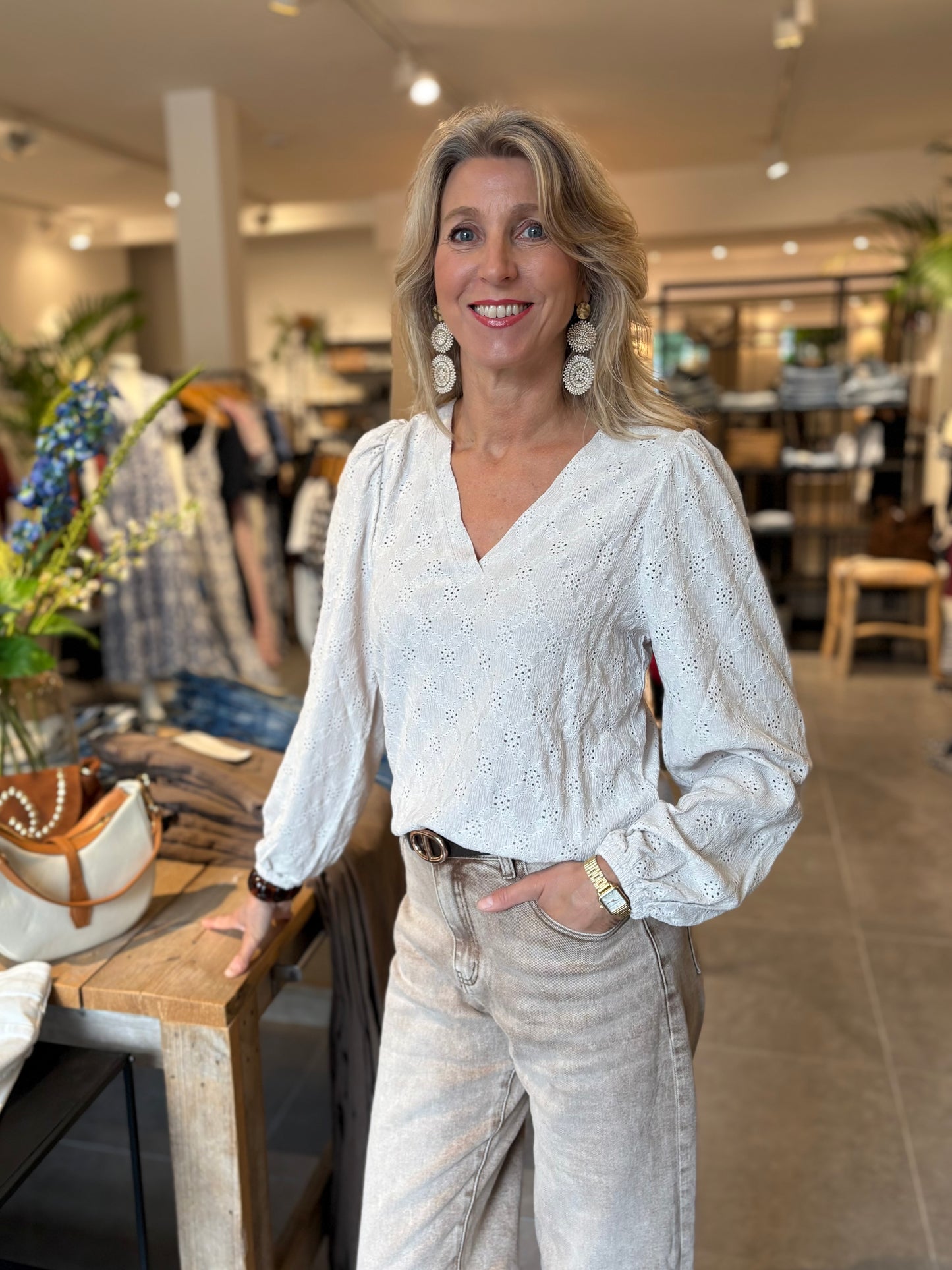 Witte Freequent top met V-hals en lange mouwen, subtiel structuurpatroon
