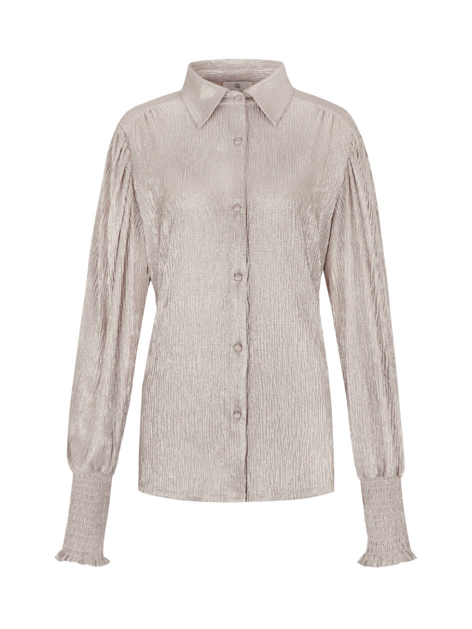 Frontansicht: zandkleurige blouse met lange mouwen, kraag en knoopsluiting