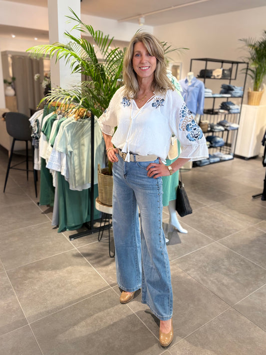 Lichtblauwe denim jeans met wijde pijpen en riemlussen