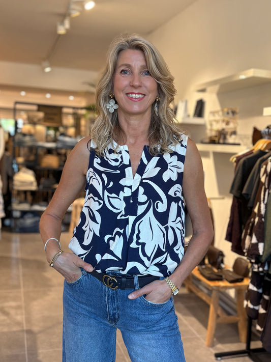 Donkerblauwe mouwloze top met wit bloemenprint en korte lengte