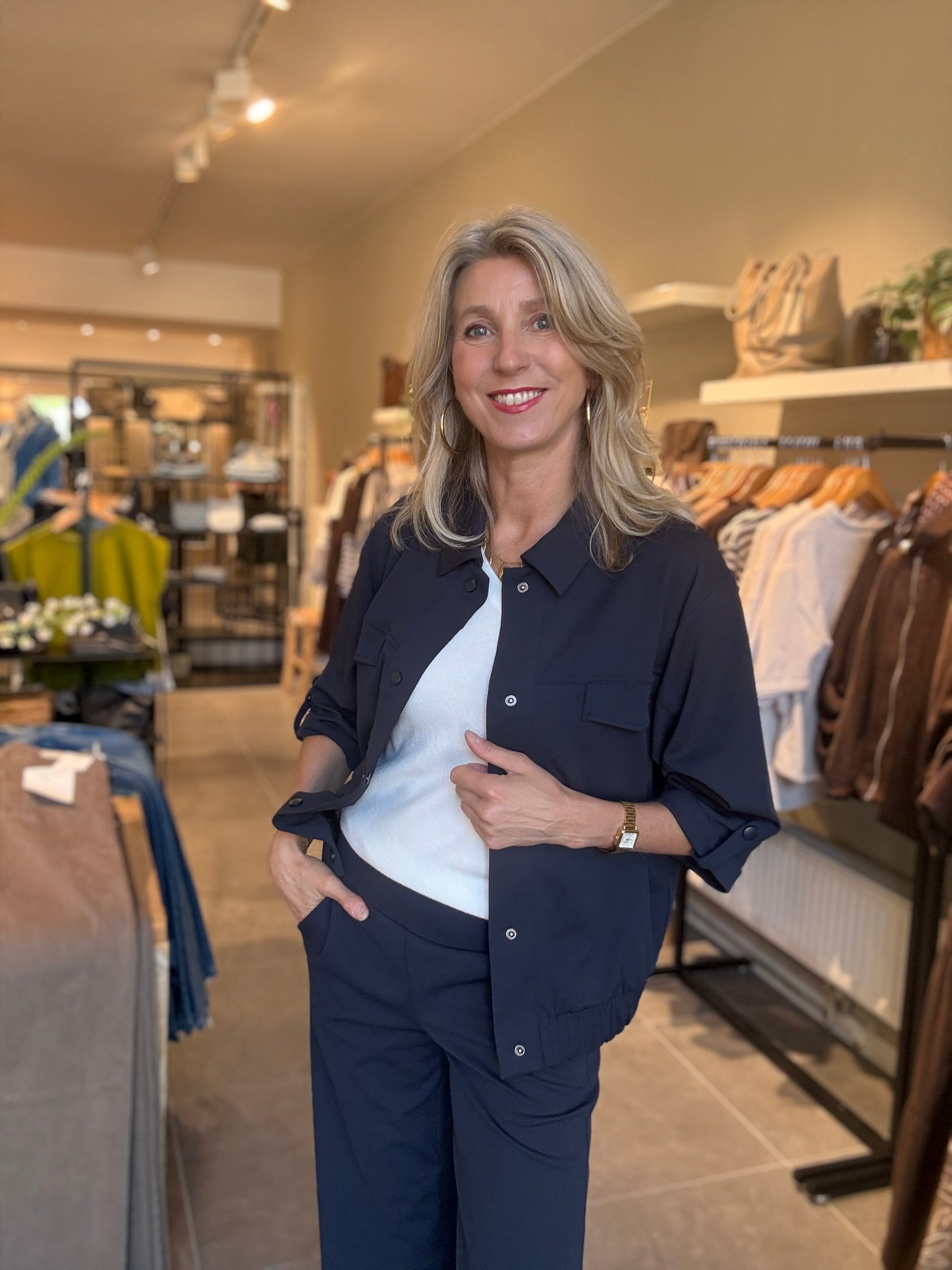 Donkerblauwe Soyaconcept jack met kraag, knopen en twee borstflapzakken
