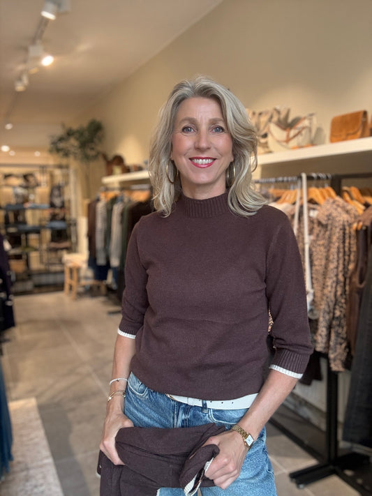 CS The Label trui Astrid mocha bruin met ronde hals en geribde manchetten