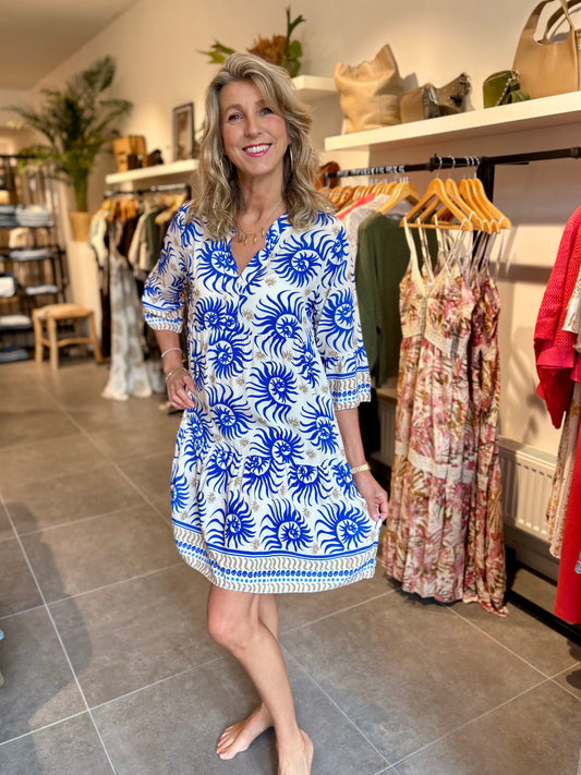 Korte jurk met blauw-witte bloemenprint, V-hals en driekwart mouwen