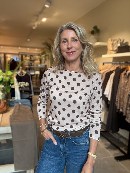 Beige top met lange mouwen en zwarte ronde stippen