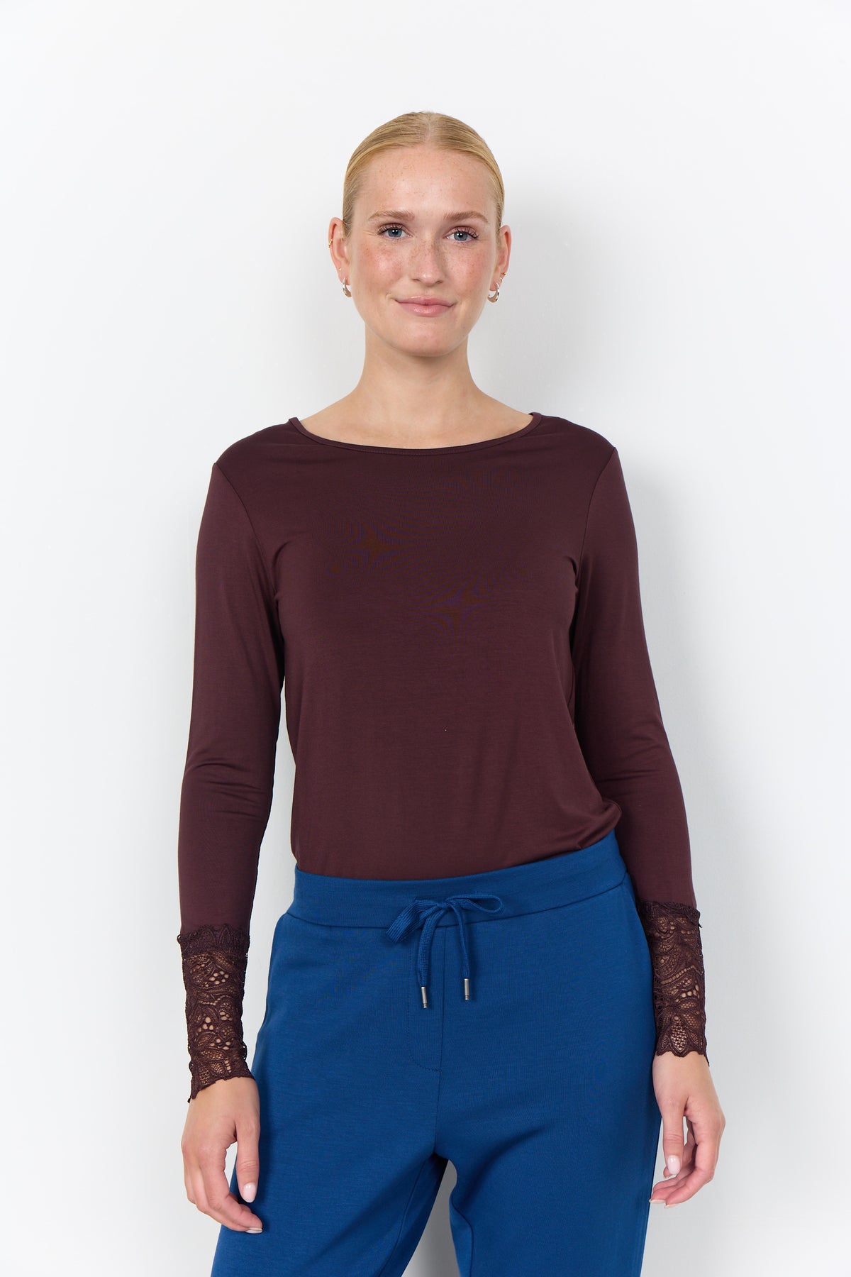Soyaconcept top met ronde hals, lange mouwen en kanten manchetten, bruin