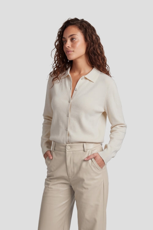 Sandkleurige damesblouse/trui met knoopsluiting en kraag