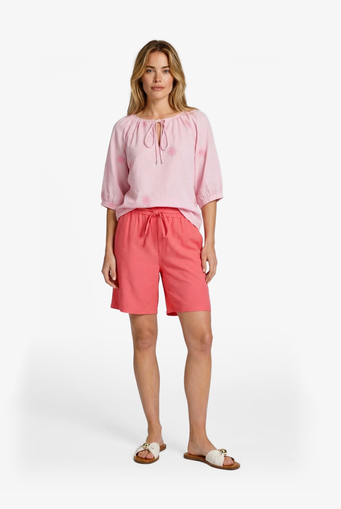 Roze blouse met korte pofmouwen, strikkoord en losse pasvorm