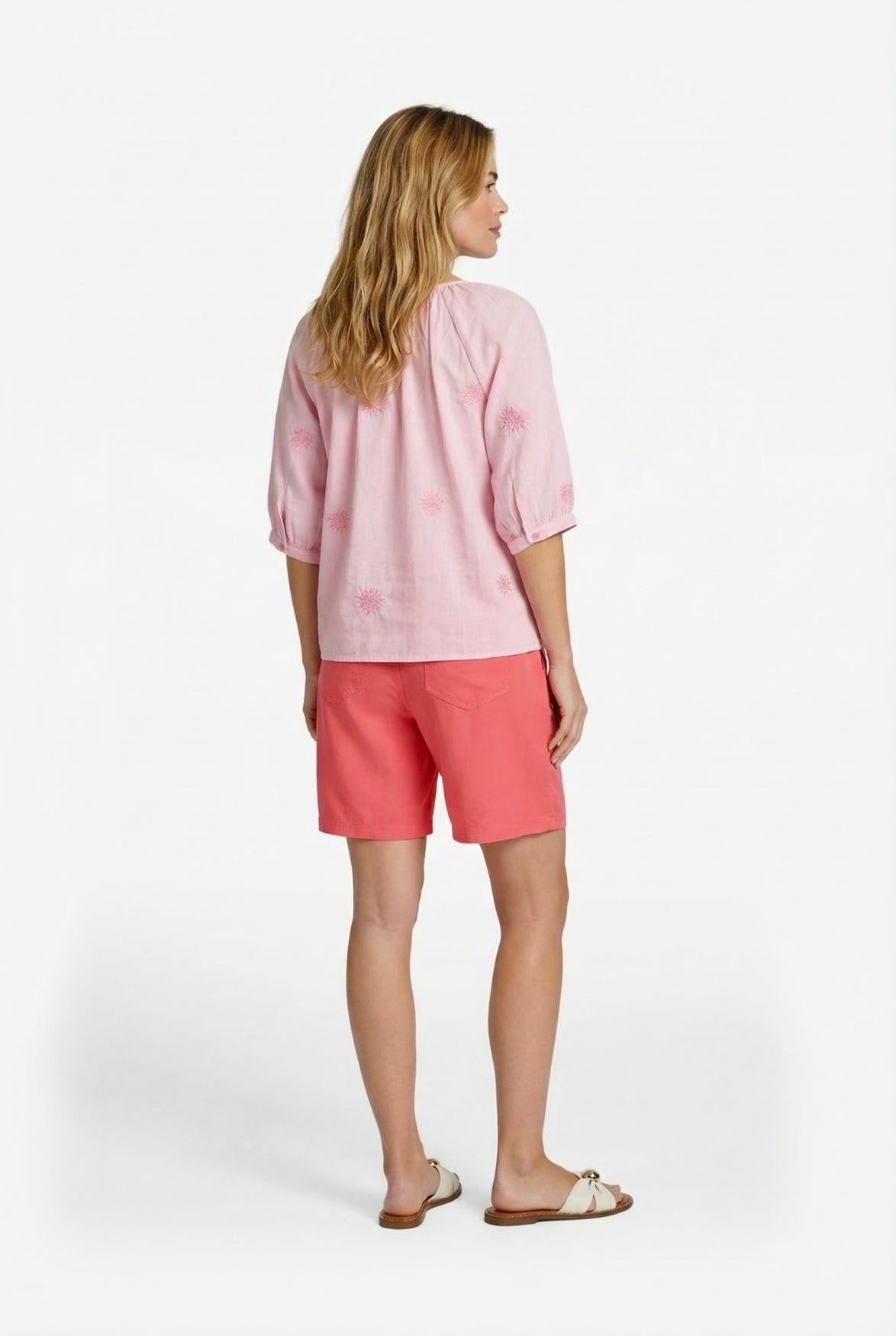 Roze blouse met driekwart mouwen en bloemborduursel op de rug