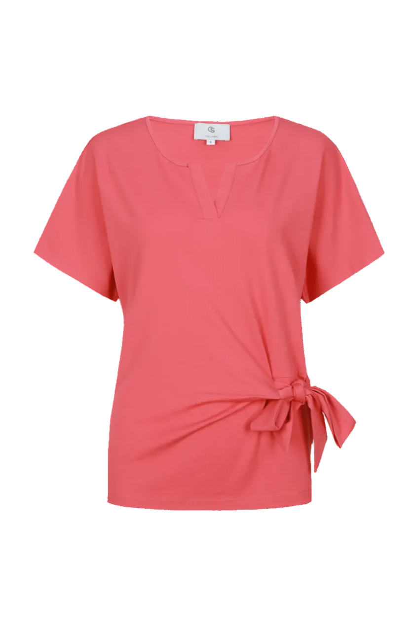 Roze top met V-hals, korte mouwen en strik bij de tailleband.
