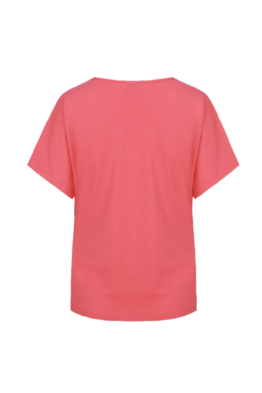 Roze top met korte mouwen en effen achterkant, zonder zichtbare sluiting.