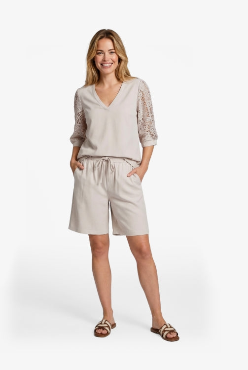 CS The Label top Tinella zandkleurig met V-hals en kanten driekwart mouwen