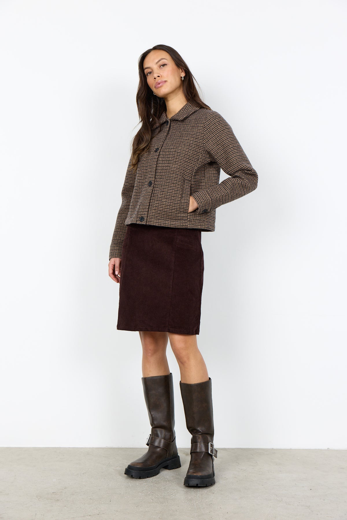 Bruin jack met ruitprint, opstaande kraag en knopen; gedragen met rok.