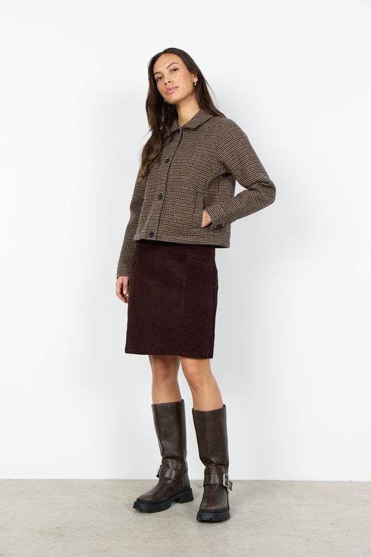 Bruin jack met ruitprint, opstaande kraag en knopen; gedragen met rok.