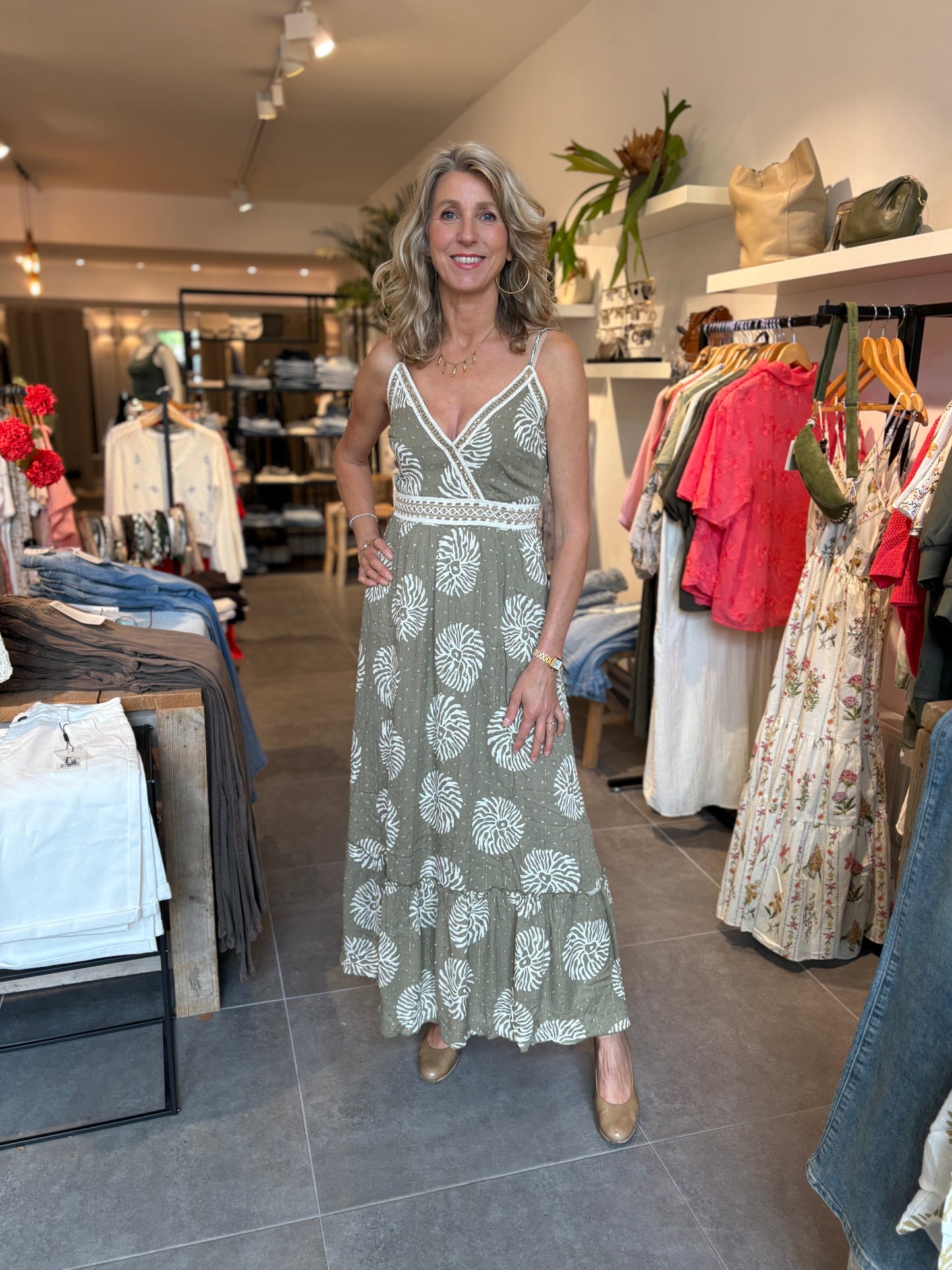 Khaki-grijze jurk met witte bladprint, V-hals met biezen en lange rok