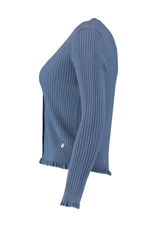 Lichtblauwe ribgebreide cardigan met lange mouwen en knoopsluiting aan de voorkant.