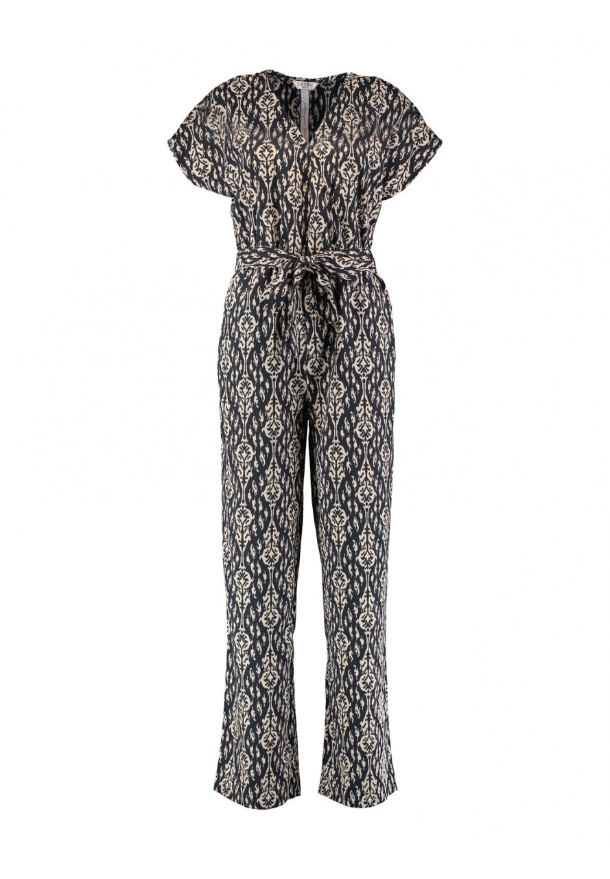 Navy jumpsuit met beige kettingpatroon, korte mouwen en elastische taille met plooien