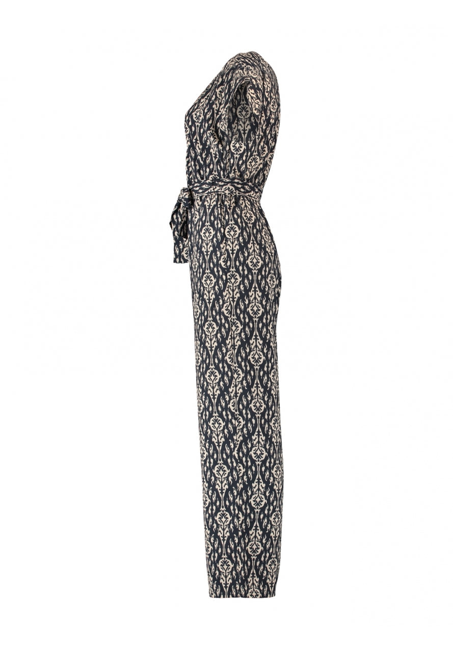 Navy jumpsuit met beige kettingpatroon, ruchehals, korte mouwen en lange wijde pijpen