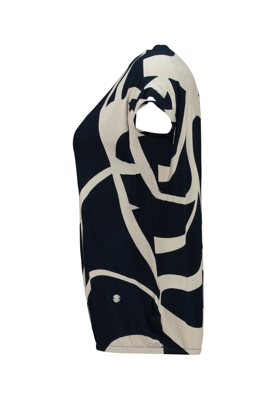 Donkerblauwe T-shirt met korte mouwen en abstract beige grafisch patroon