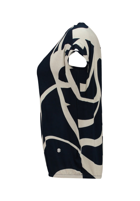 Donkerblauwe T-shirt met korte mouwen en abstract beige grafisch patroon