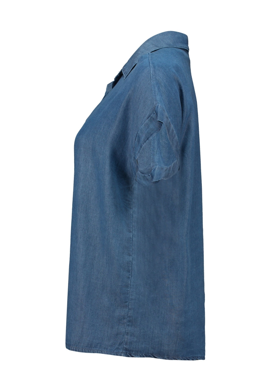 Blauwe blouse, zijkant met korte mouwen en kraag