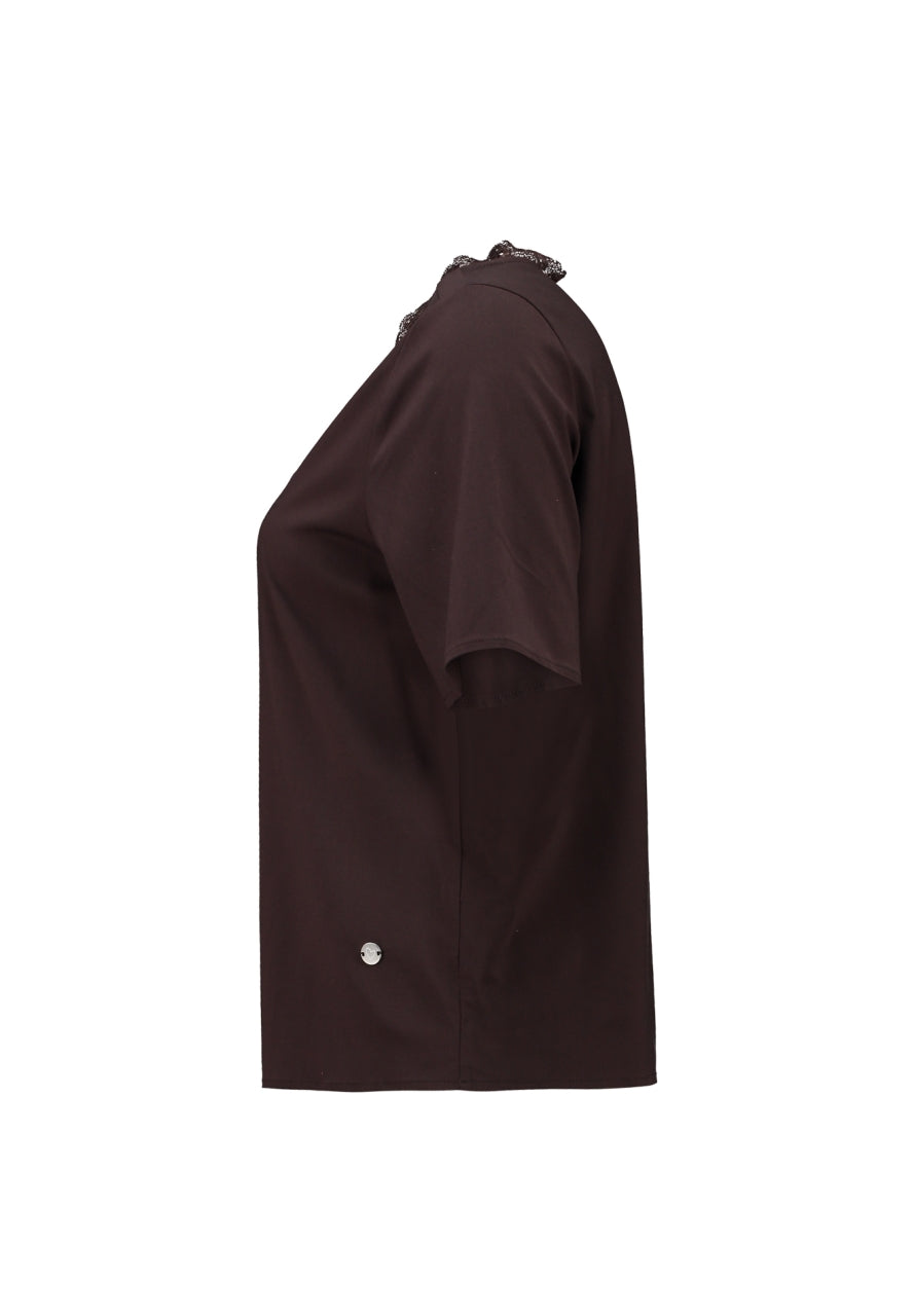 Donkerbruine top met kantdetail bij de hals en korte mouwen, zijaanzicht