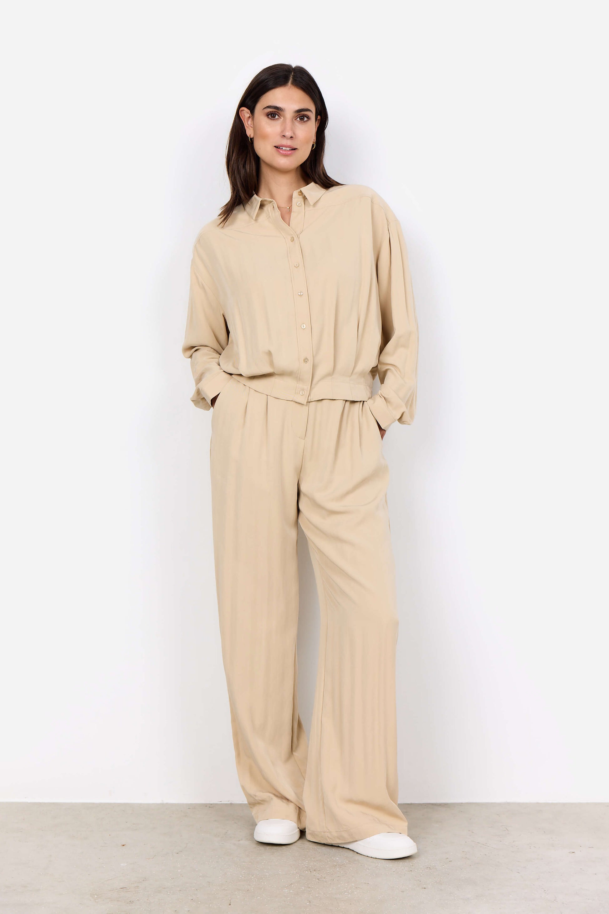 Viscose broek met wijde pijpen in zand van Soyaconcept